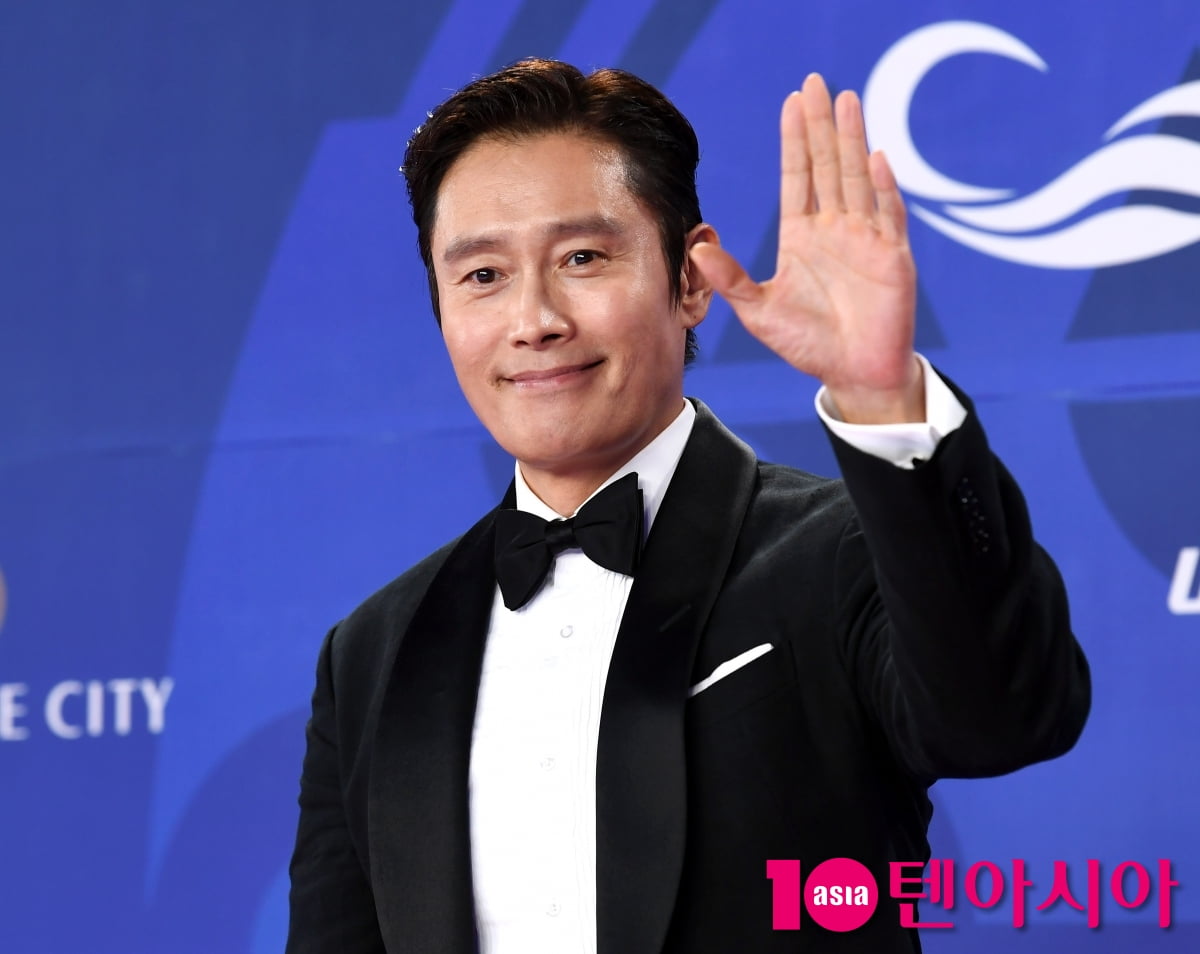 Drama căng nhất Hàn Quốc lúc này: Lee Byung Hun bị đem ra làm trò cười trên sóng trực tiếp, netizen phẫn nộ “vô duyên vừa thôi”- Ảnh 1. Drama căng nhất Hàn Quốc lúc này: Lee Byung Hun bị đem ra làm trò cười trên sóng trực tiếp, netizen phẫn nộ “vô duyên vừa thôi”- Ảnh 1.