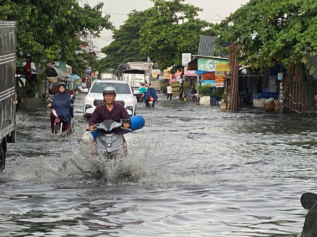 Mưa trắng trời, nhiều tuyến đường ở TPHCM ngập úng giữa trưa- Ảnh 2.