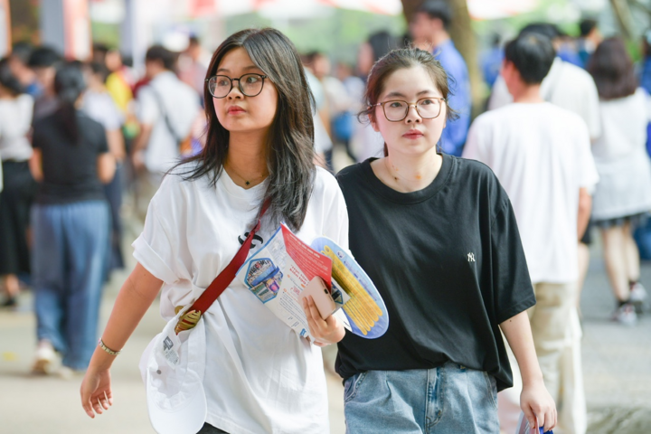 Thí sinh lo tổ hợp có môn Toán, Anh bị thiệt, Bộ Giáo dục và Đào tạo trấn an- Ảnh 1.