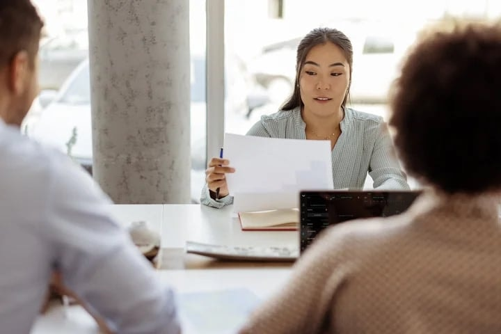 Sếp hỏi “Khi nào bạn có thể bắt đầu làm việc?”, ứng viên thường nhanh nhảu "ngay lập tức", người EQ cao khéo léo, được đánh giá chuyên nghiệp, trúng tuyển ngay- Ảnh 1.