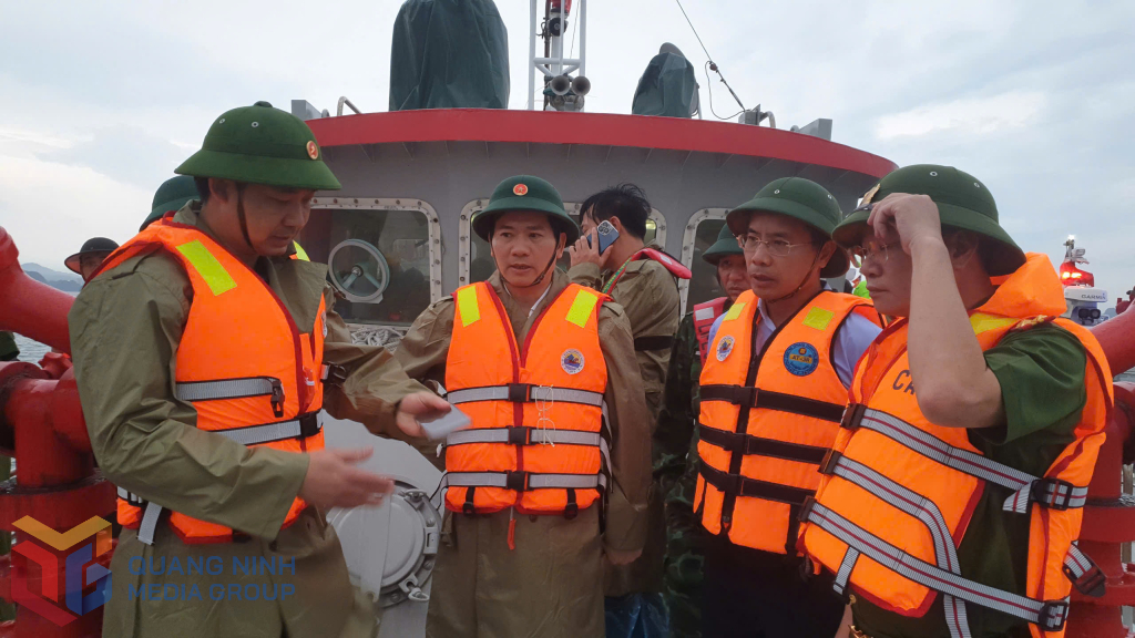 Hiện trường vụ đắm tàu du lịch chở 53 người trên Vịnh Hạ Long, đặc công nước được huy động cứu nạn- Ảnh 9.
