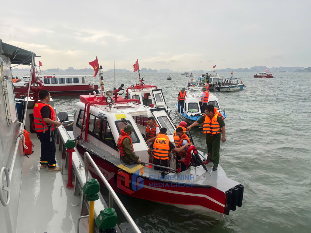 Hiện trường vụ đắm tàu du lịch chở 53 người trên Vịnh Hạ Long, đặc công nước được huy động cứu nạn- Ảnh 10.