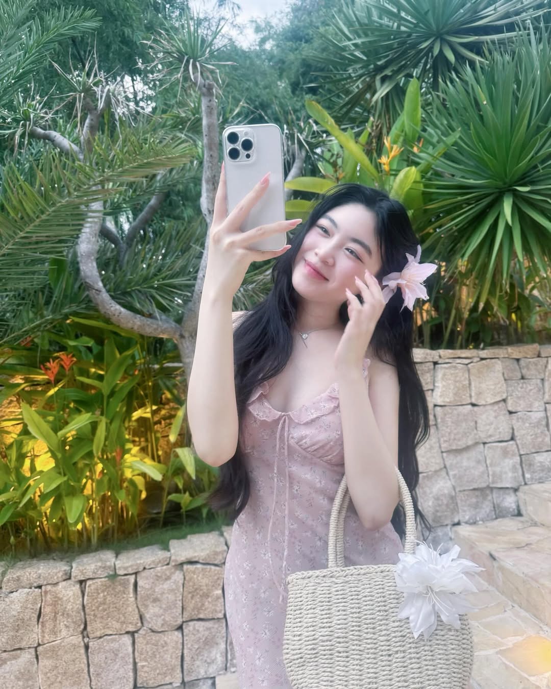 Ngắm tủ đồ cuả 2 ái nữ nhà Quyền Linh: Cô chị là 