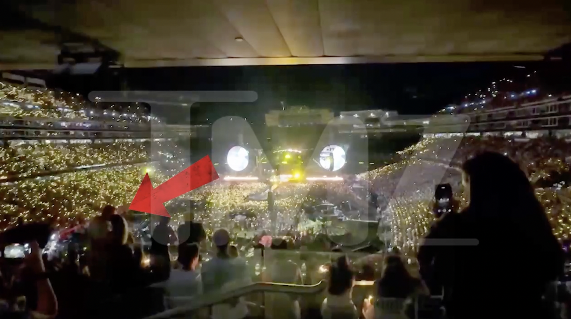 VIDEO: CEO Andy Byron hôn đắm đuối giám đốc nhân sự trước khi bị lộ kiss cam cả thế giới biết ngoại tình- Ảnh 2.