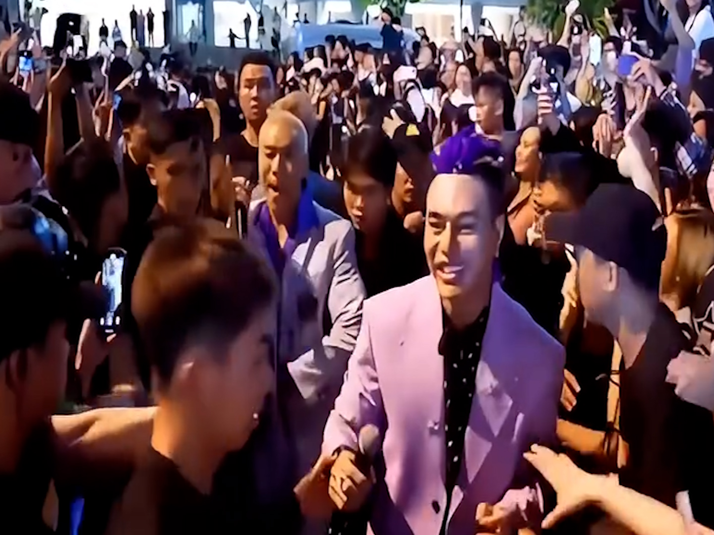 Video Lê Dương Bảo Lâm hoảng loạn vì bị fan nữ quá khích nhào tới tiếp cận- Ảnh 1.