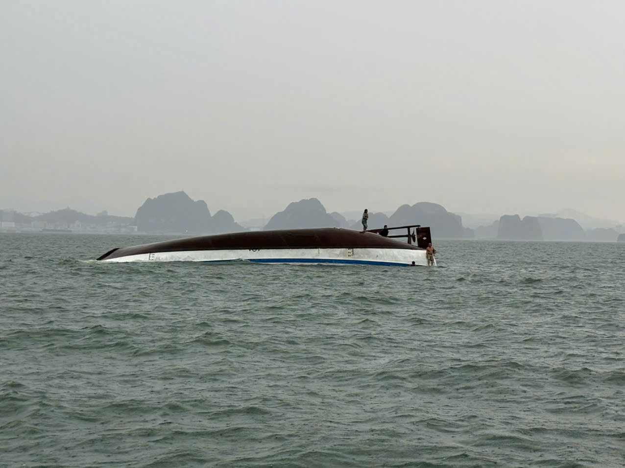 Hiện trường vụ đắm tàu du lịch chở 53 người trên Vịnh Hạ Long, đặc công nước được huy động cứu nạn- Ảnh 2.
