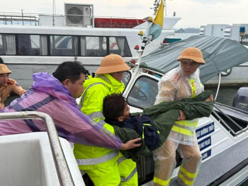 Hiện trường vụ đắm tàu du lịch chở 53 người trên Vịnh Hạ Long, đặc công nước được huy động cứu nạn- Ảnh 8.