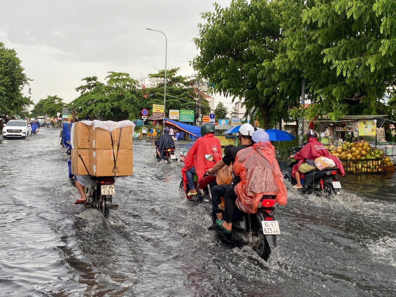 Mưa trắng trời, nhiều tuyến đường ở TPHCM ngập úng giữa trưa- Ảnh 6.