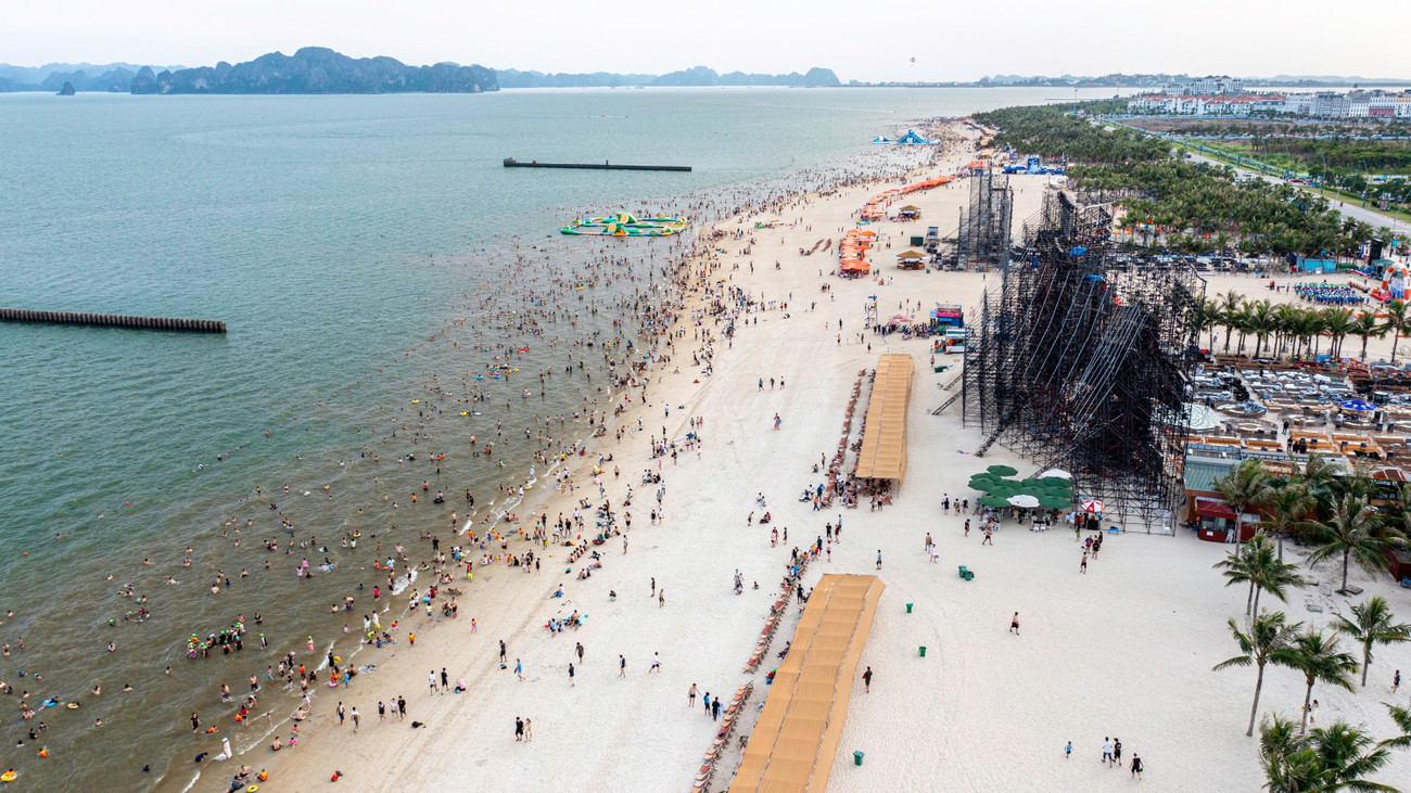 Nắng nóng trên 40 độ, nhiều người đổ về biển Bãi Cháy giải nhiệt- Ảnh 12.