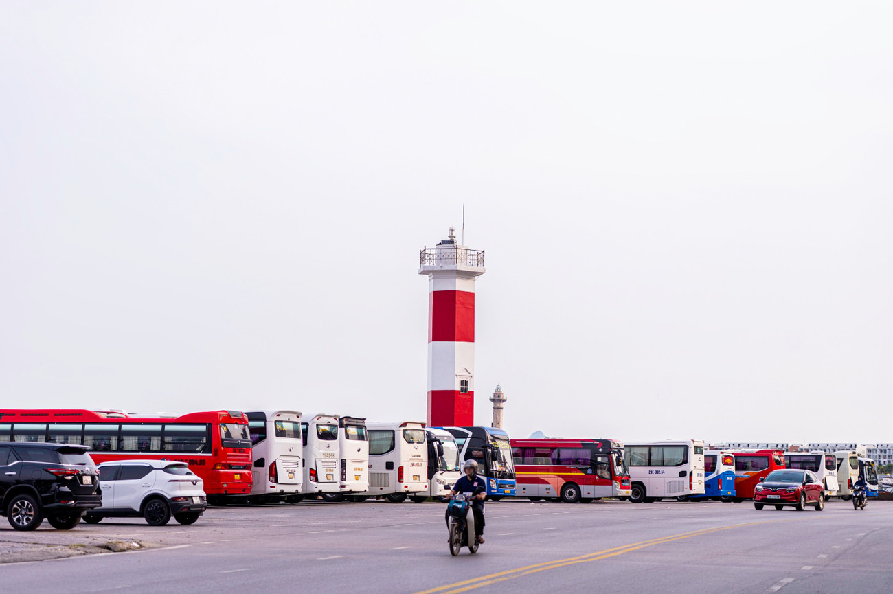 Nắng nóng trên 40 độ, nhiều người đổ về biển Bãi Cháy giải nhiệt- Ảnh 7.