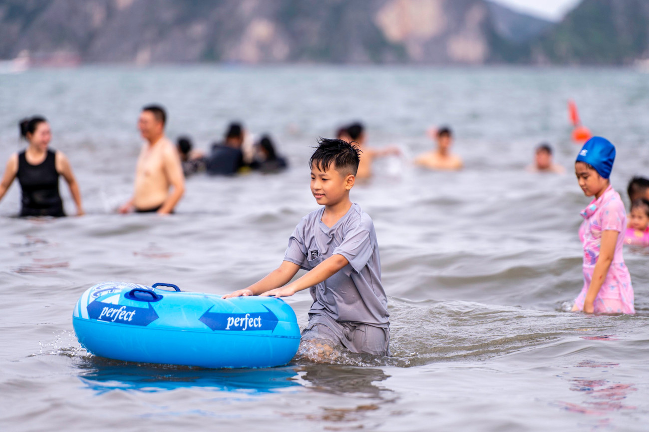 Nắng nóng trên 40 độ, nhiều người đổ về biển Bãi Cháy giải nhiệt- Ảnh 15.