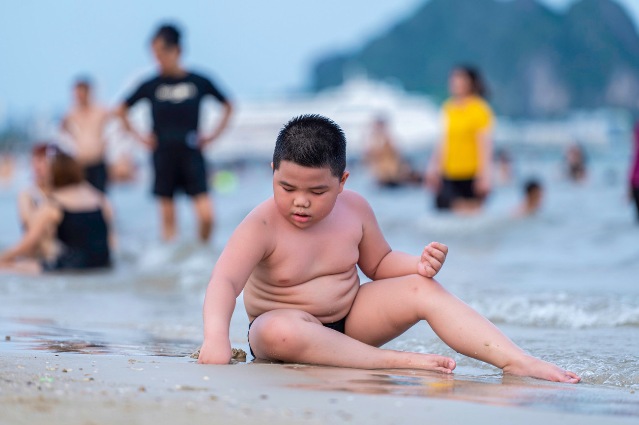 Nắng nóng trên 40 độ, nhiều người đổ về biển Bãi Cháy giải nhiệt- Ảnh 14.