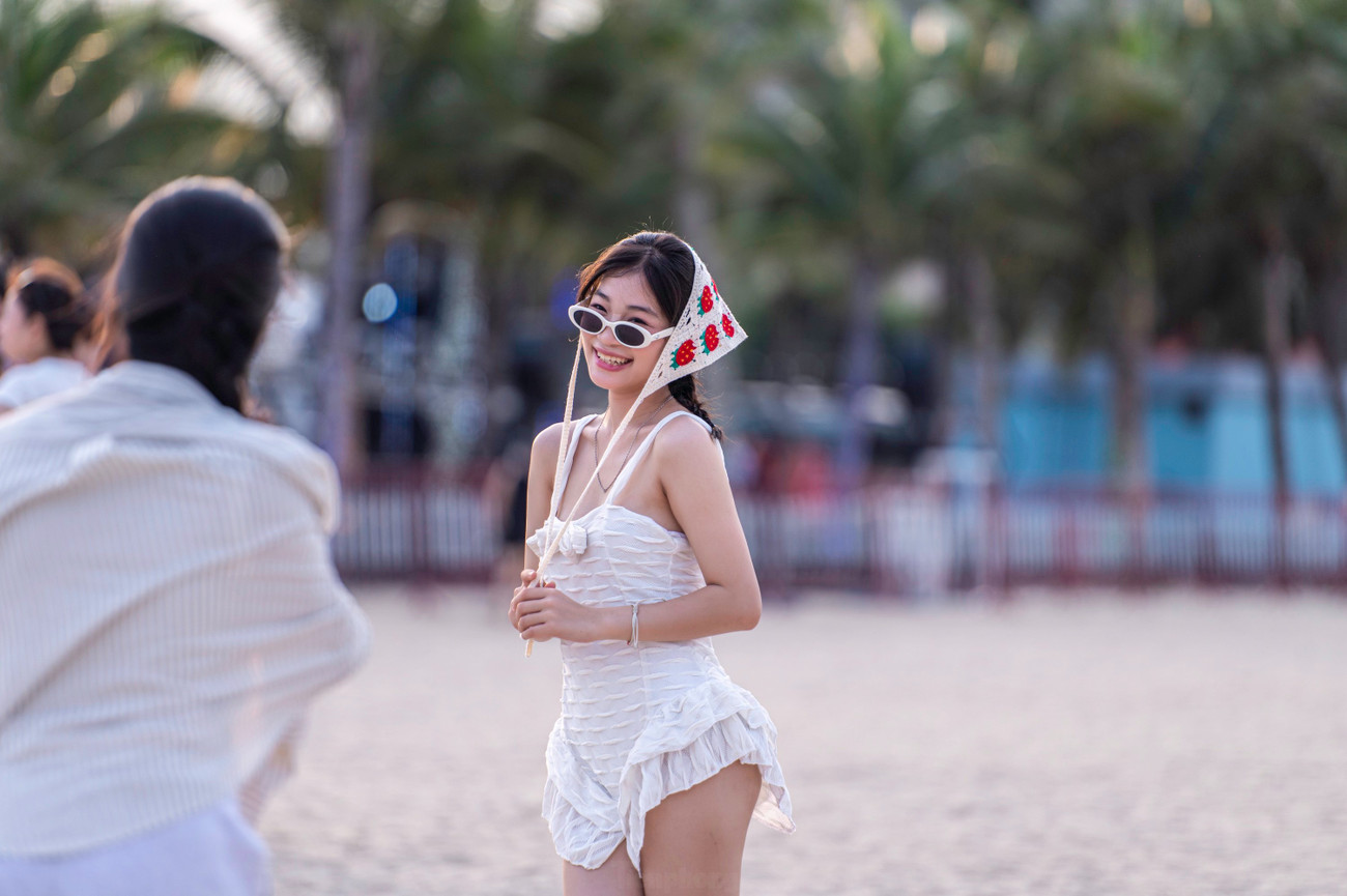 Nắng nóng trên 40 độ, nhiều người đổ về biển Bãi Cháy giải nhiệt- Ảnh 17.