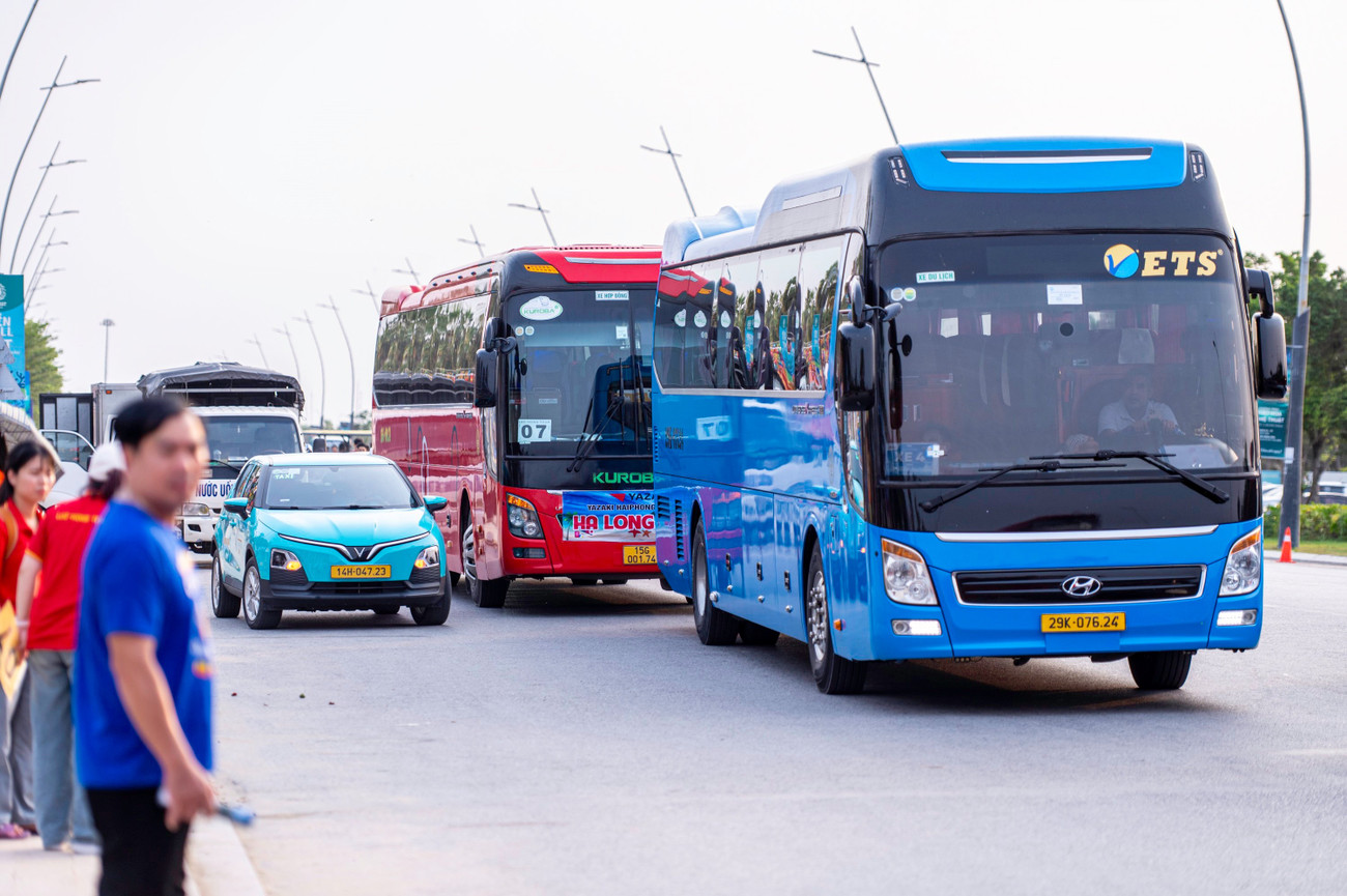 Nắng nóng trên 40 độ, nhiều người đổ về biển Bãi Cháy giải nhiệt- Ảnh 8.
