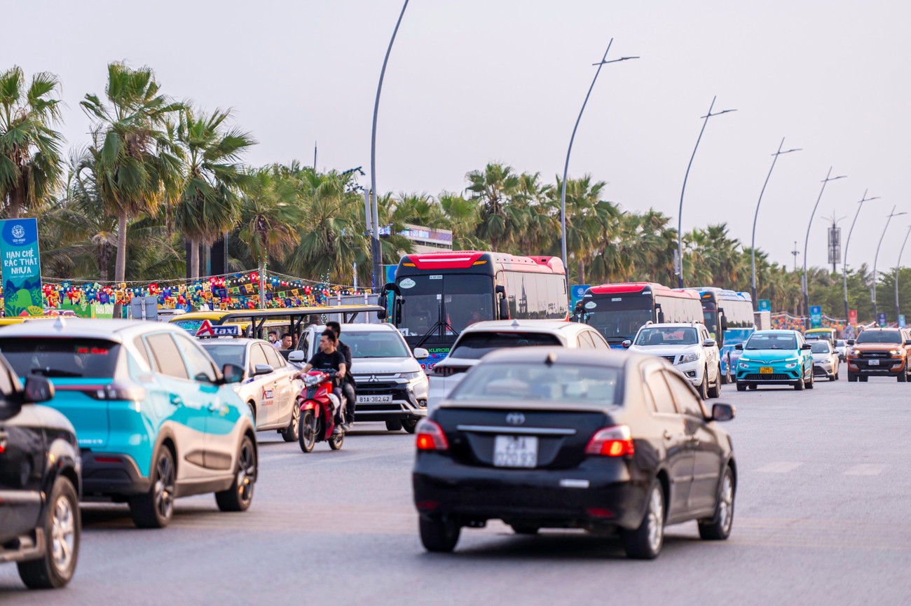Nắng nóng trên 40 độ, nhiều người đổ về biển Bãi Cháy giải nhiệt- Ảnh 6.