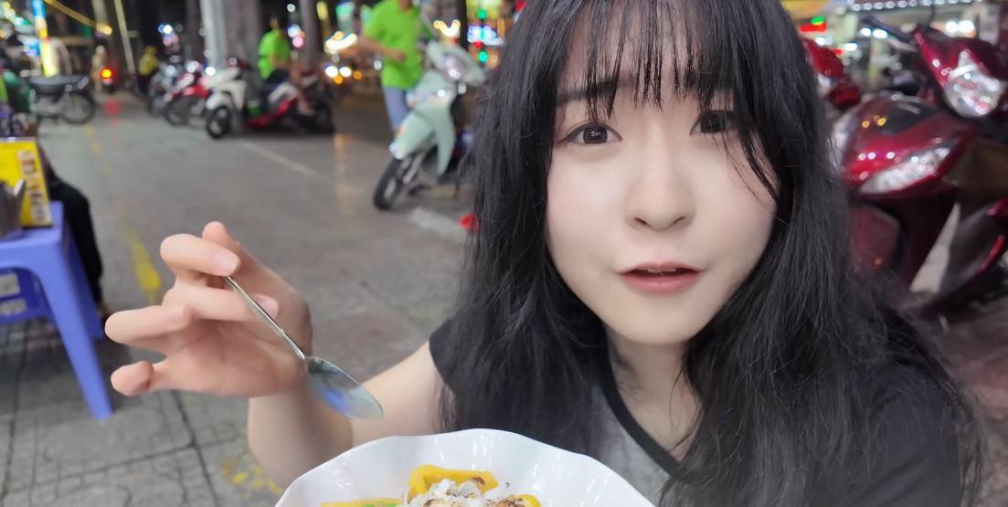 Khách Trung Quốc thích mê 1 món vỉa hè tại TP HCM, thốt lên: "Sống ở Việt Nam sung sướng quá"- Ảnh 4.