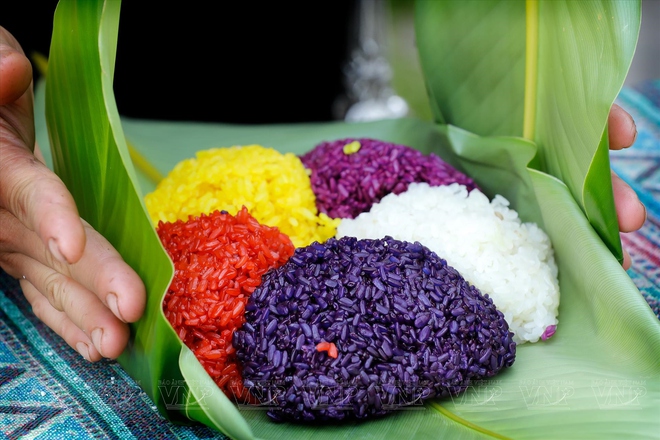 Khách Tây thử món cơm đặc sản của người vùng núi Việt Nam, nhận xét: "Nó ngon tuyệt!"- Ảnh 9.