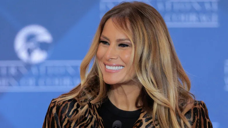 Đệ nhất phu nhân Melania Trump gần như không già đi trong 20 năm: U60 vẫn có làn da mịn mướt, nhìn thực đơn ăn uống mới thấy toàn "bom tấn" về dinh dưỡng- Ảnh 2.