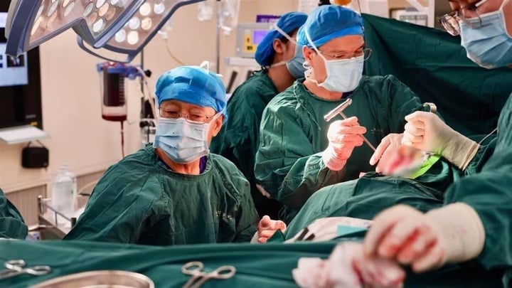 Chàng trai có cột sống gập hình chữ Z lần đầu đứng thẳng sau nhiều ca phẫu thuật- Ảnh 3.