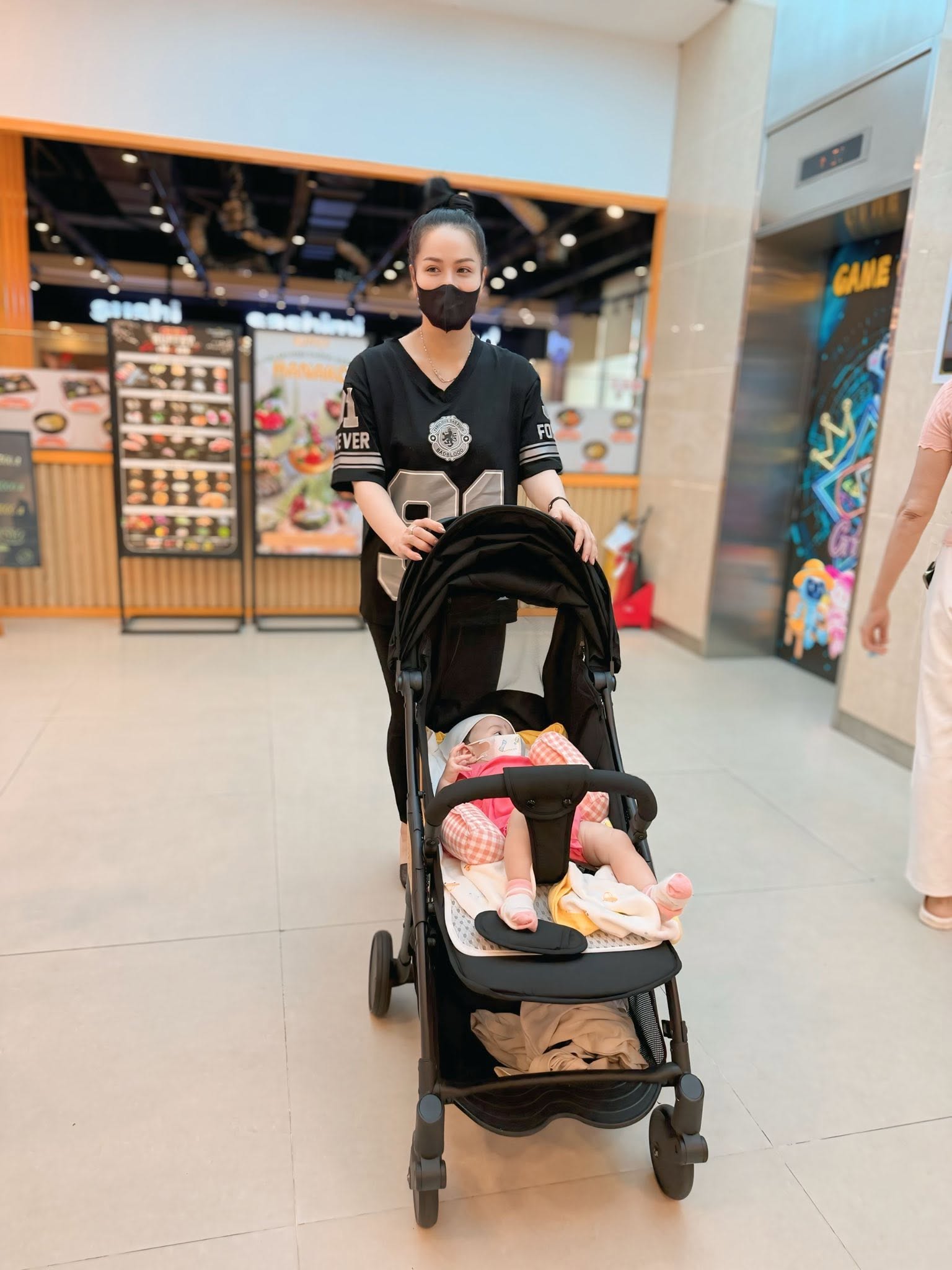 Cuộc sống mẹ bỉm của nghệ sĩ ở biệt thự 500 m2, không lấy chồng sau gần 6 tháng sinh con tuổi 40- Ảnh 4. Cuộc sống mẹ bỉm của nghệ sĩ ở biệt thự 500 m2, không lấy chồng sau gần 6 tháng sinh con tuổi 40- Ảnh 4.