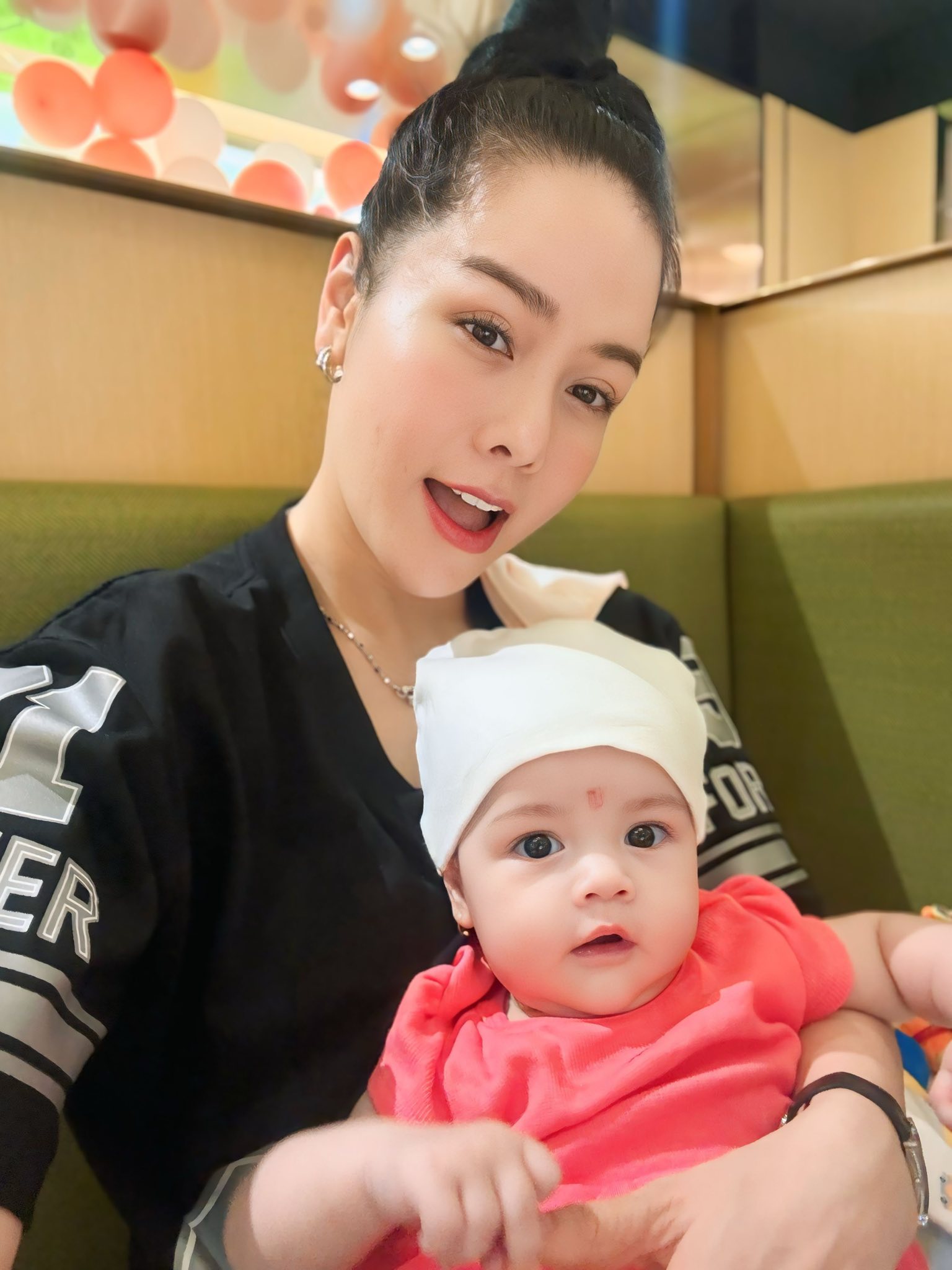 Cuộc sống mẹ bỉm của nghệ sĩ ở biệt thự 500 m2, không lấy chồng sau gần 6 tháng sinh con tuổi 40- Ảnh 2. Cuộc sống mẹ bỉm của nghệ sĩ ở biệt thự 500 m2, không lấy chồng sau gần 6 tháng sinh con tuổi 40- Ảnh 2.