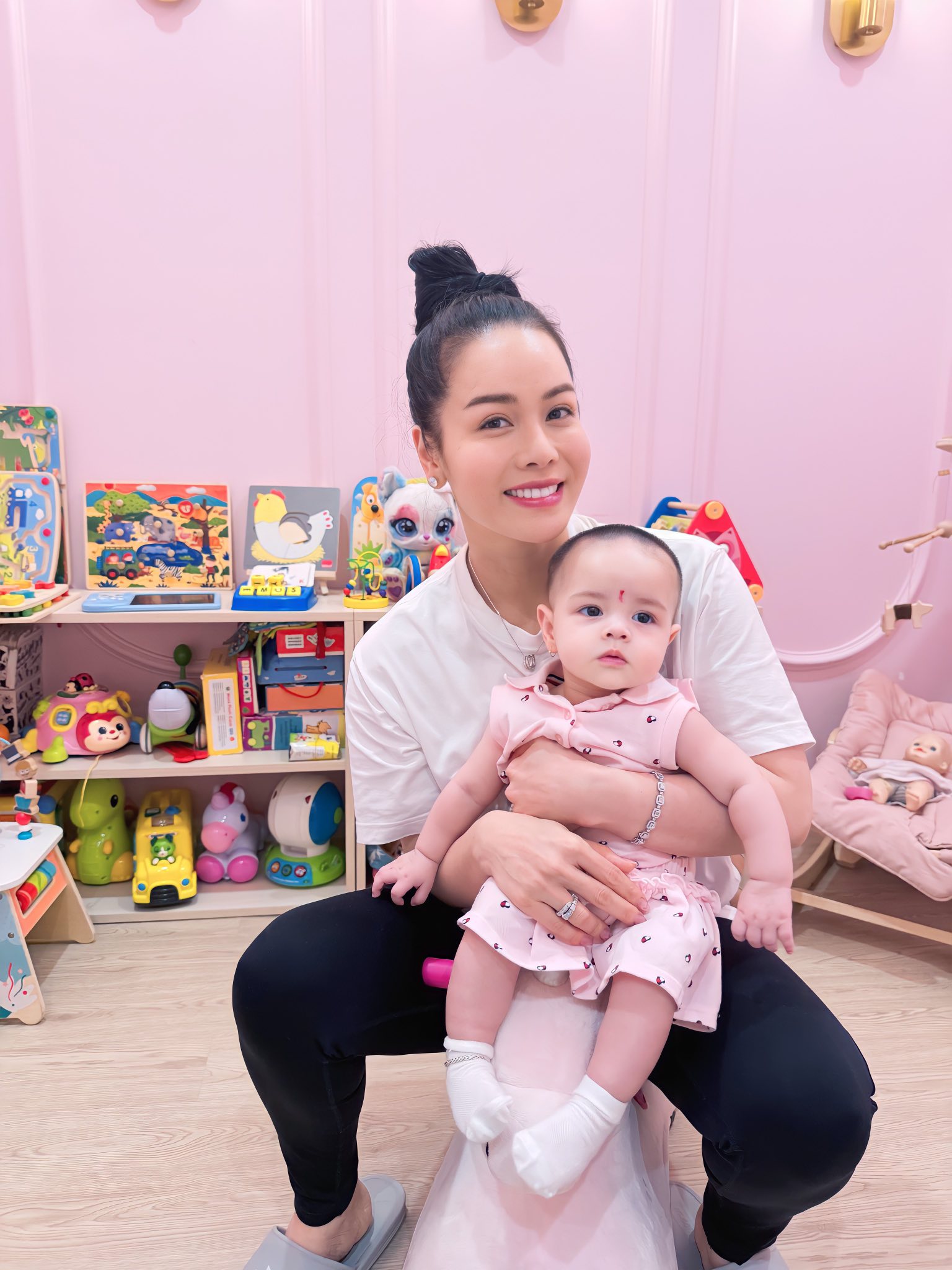 Cuộc sống mẹ bỉm của nghệ sĩ ở biệt thự 500 m2, không lấy chồng sau gần 6 tháng sinh con tuổi 40- Ảnh 5. Cuộc sống mẹ bỉm của nghệ sĩ ở biệt thự 500 m2, không lấy chồng sau gần 6 tháng sinh con tuổi 40- Ảnh 5.