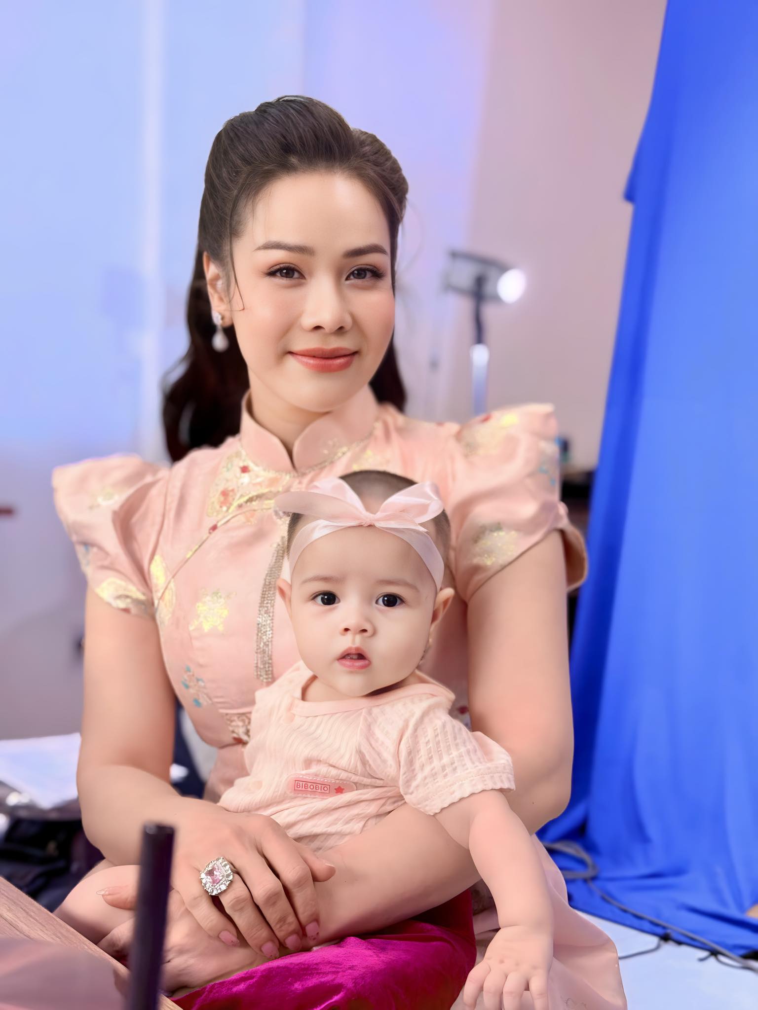 Cuộc sống mẹ bỉm của nghệ sĩ ở biệt thự 500 m2, không lấy chồng sau gần 6 tháng sinh con tuổi 40- Ảnh 3. Cuộc sống mẹ bỉm của nghệ sĩ ở biệt thự 500 m2, không lấy chồng sau gần 6 tháng sinh con tuổi 40- Ảnh 3.
