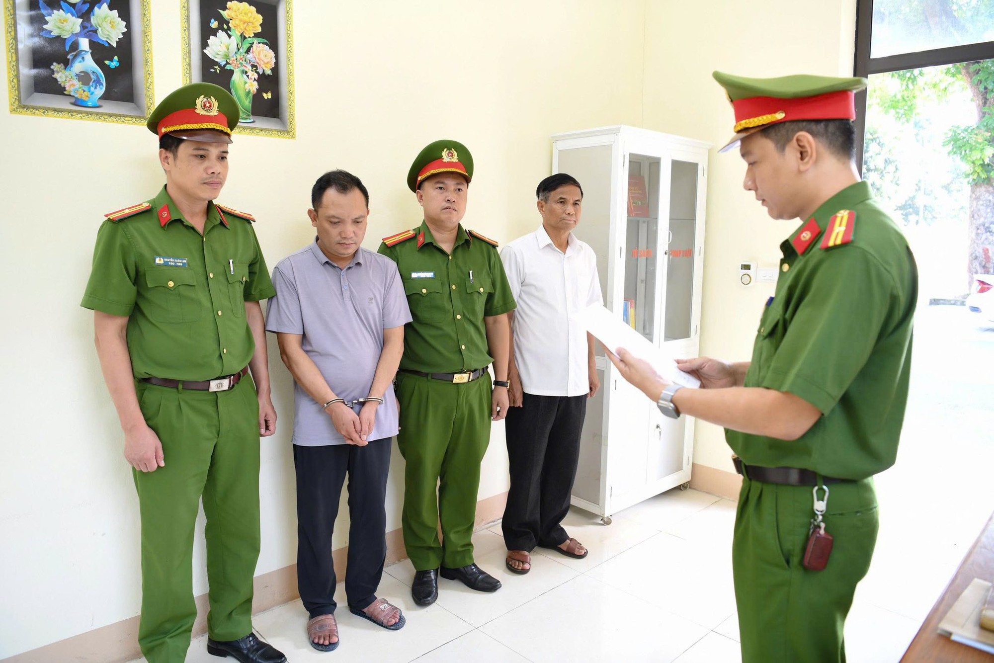Bắt tạm giam Giám đốc Công ty ATHENA Việt Nam vì sản xuất hàng nghìn mỹ phẩm giả- Ảnh 1.