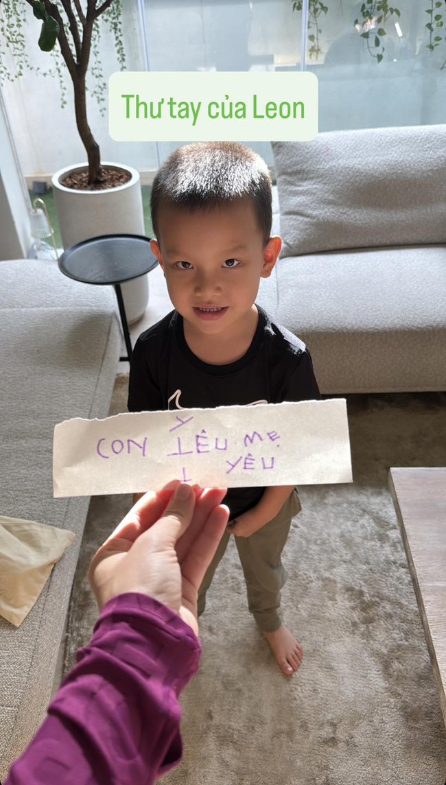 Hồ Ngọc Hà khoe lá thư cực đáng yêu Lisa - Leon viết gửi mẹ, nhưng ngay lập tức 1 bình luận vô duyên xuất hiện khiến nhiều người khó chịu- Ảnh 2.