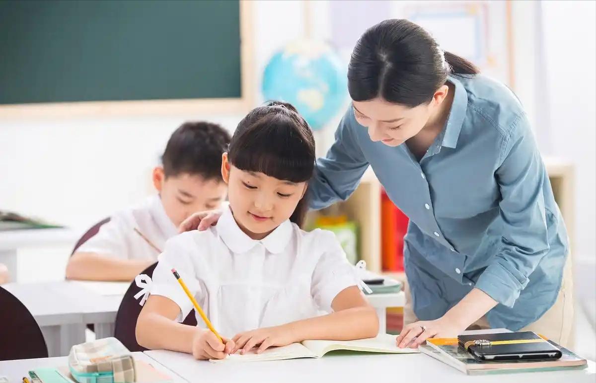 Điểm số tiểu học có quan trọng không? Kiến thức chiếm 3%, điều quyết định tương lai trẻ nằm ở 3 KỸ NĂNG- Ảnh 3.