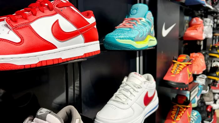 Doanh thu giảm gần mạnh nhất 40 năm, Nike vùng vẫy tìm cách thoát khỏi ‘năm thảm họa’- Ảnh 1.