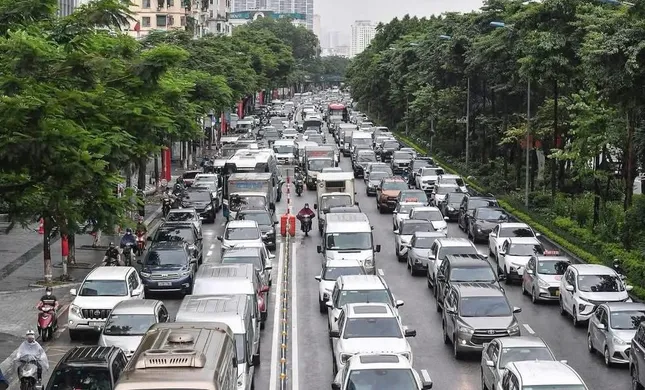 'Không ai mang cọc và rào sắt ra chôn ở giữa đường để phân làn'- Ảnh 2.