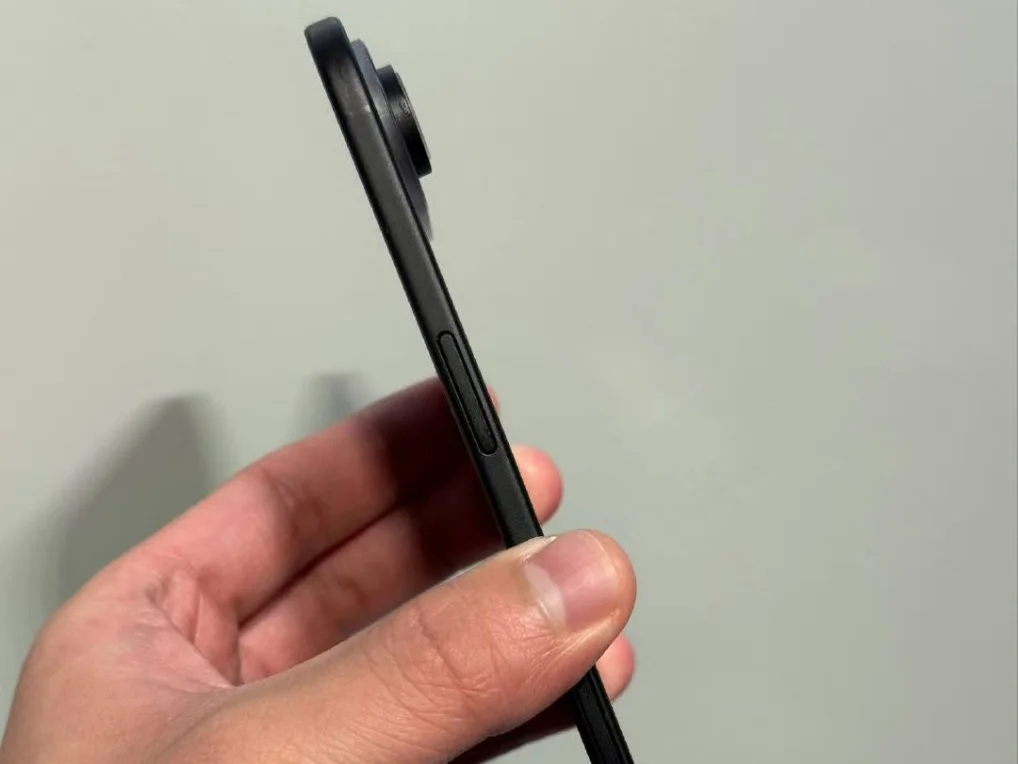 PhoneArena: Màn hình iPhone 17 Air mỏng quá nên dễ nứt vỡ, Apple đã 