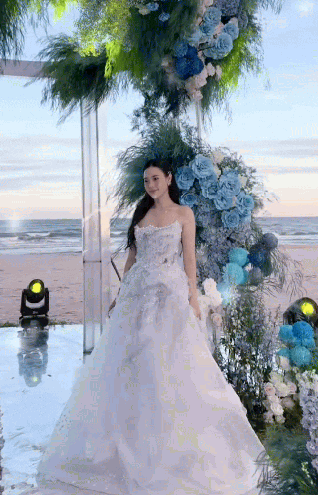 Cận cảnh bộ váy cưới lãng mạn mà đầy 