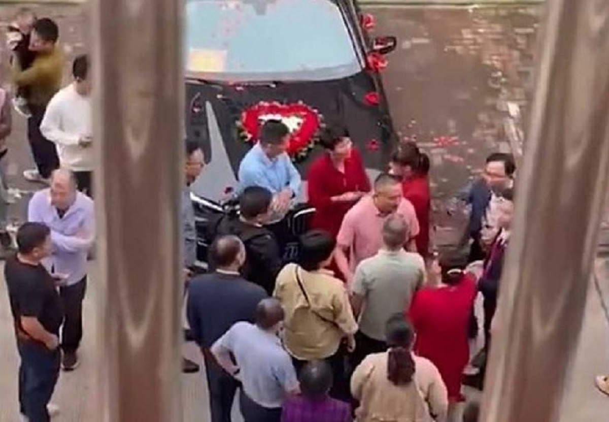 Đãng trí đón dâu nhầm nhà, chú rể phải bồi thường 