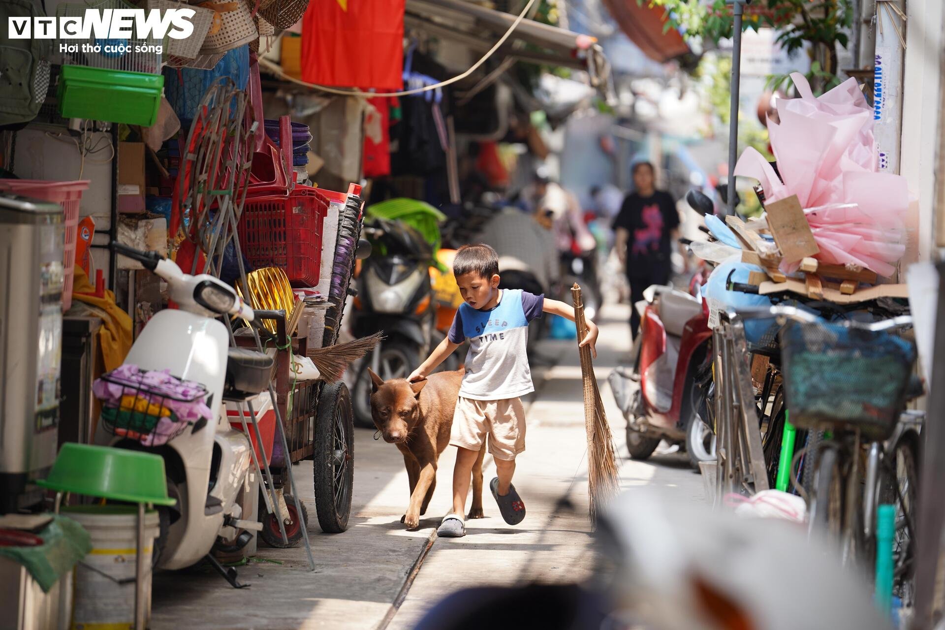 "Làng trong phố" chen chúc giữa đô thị: Cảnh sống chật chột, tăm tối khó tin- Ảnh 48.