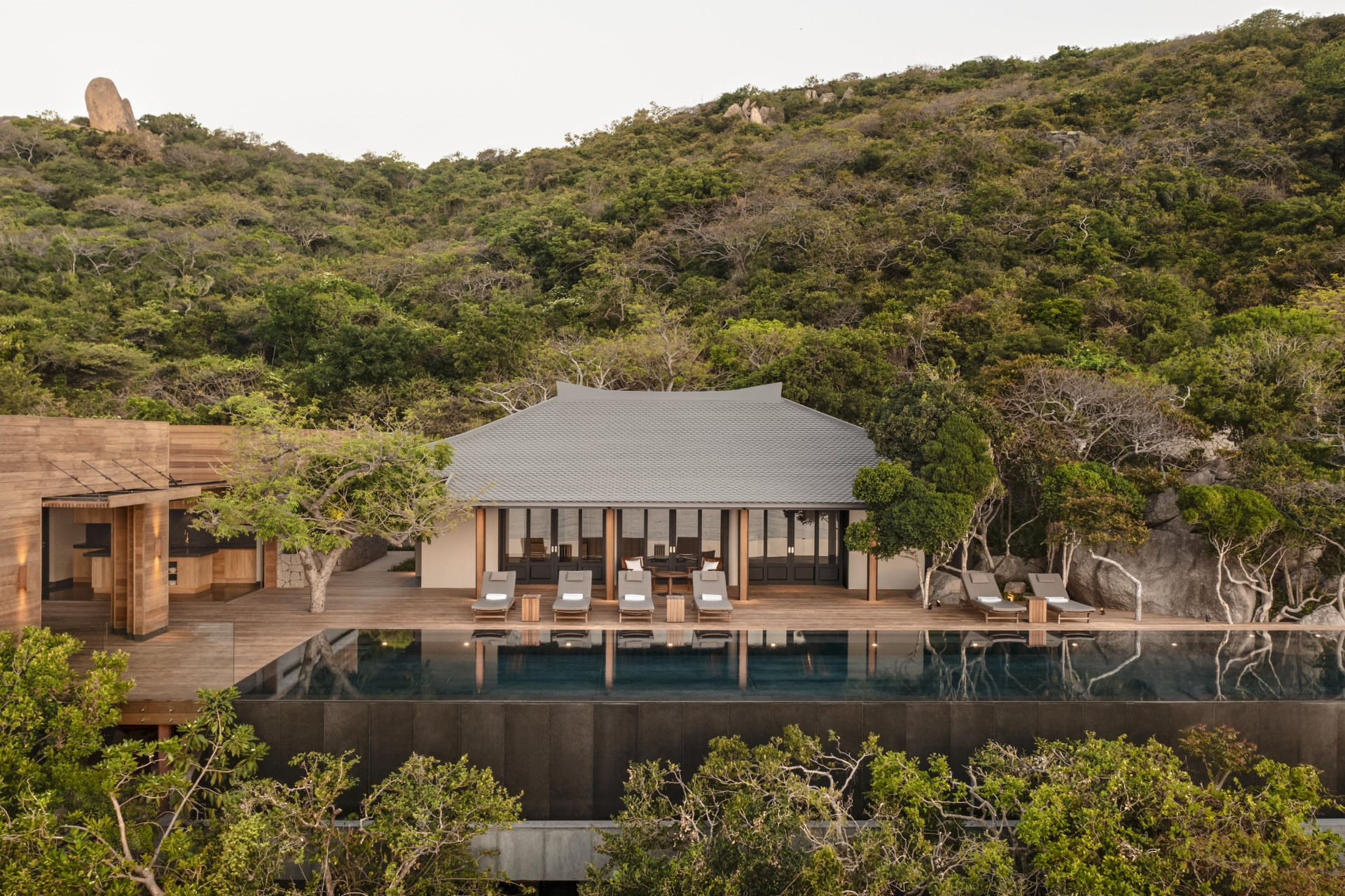 Khánh Hòa: Ngủ 3 đêm tốn 1 tỷ, resort đặc biệt nhất Việt Nam gây tranh cãi vì “yêu sách”?- Ảnh 1.