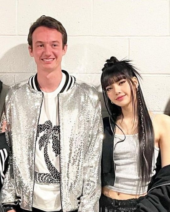 Truyền thông Mỹ khui thêm bằng chứng Lisa (BLACKPINK) đã cưới con trai tỷ phú, hành động công khai mà không ai để ý?- Ảnh 5.