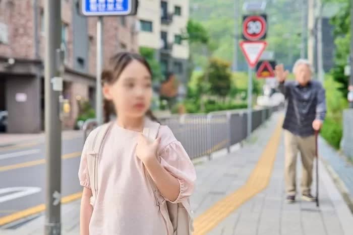 Người đàn ông 70 tuổi bị cáo buộc bắt cóc và xâm hại bé gái tiểu học giữa ban ngày- Ảnh 2.