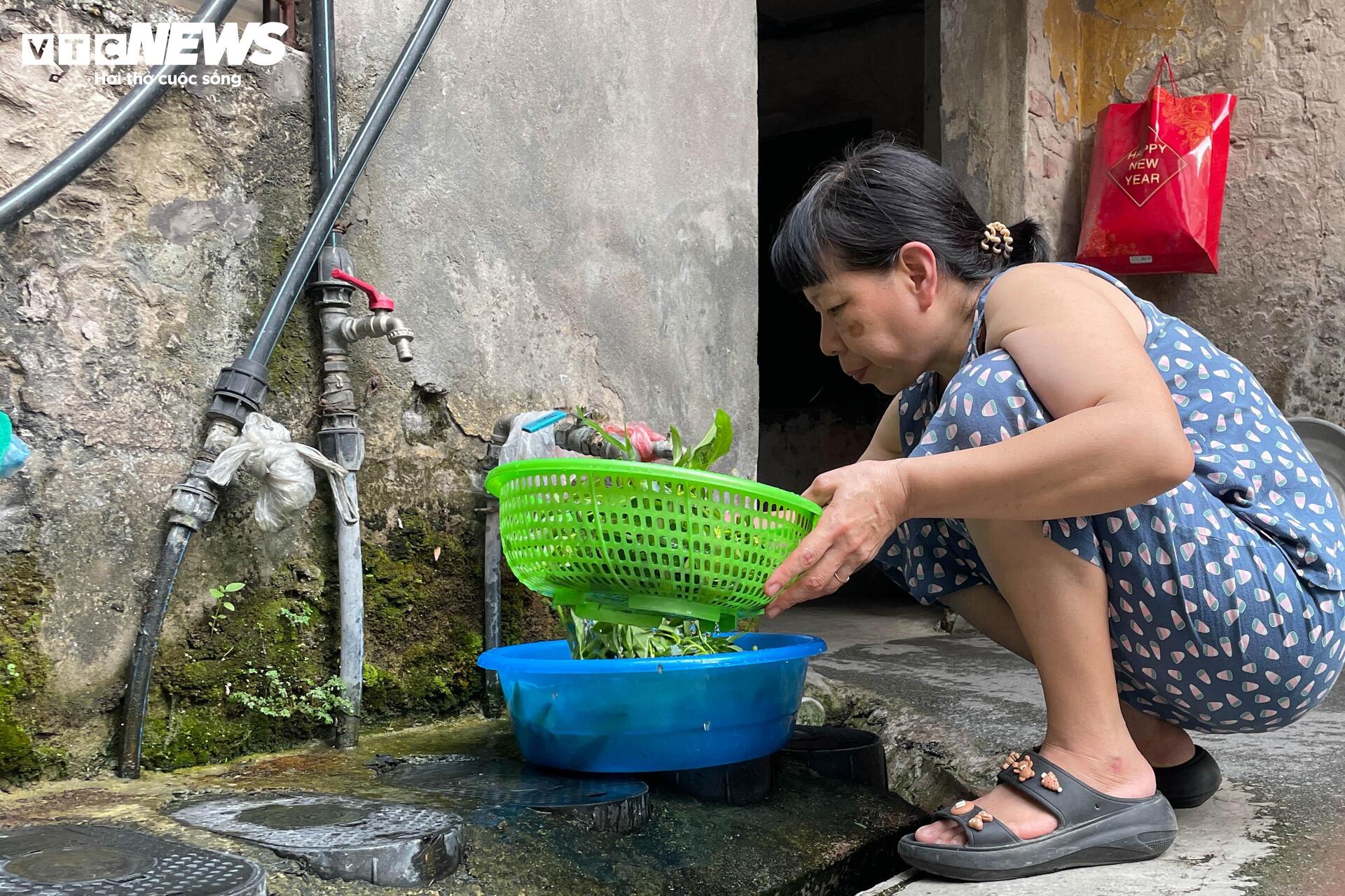 "Làng trong phố" chen chúc giữa đô thị: Cảnh sống chật chột, tăm tối khó tin- Ảnh 15.