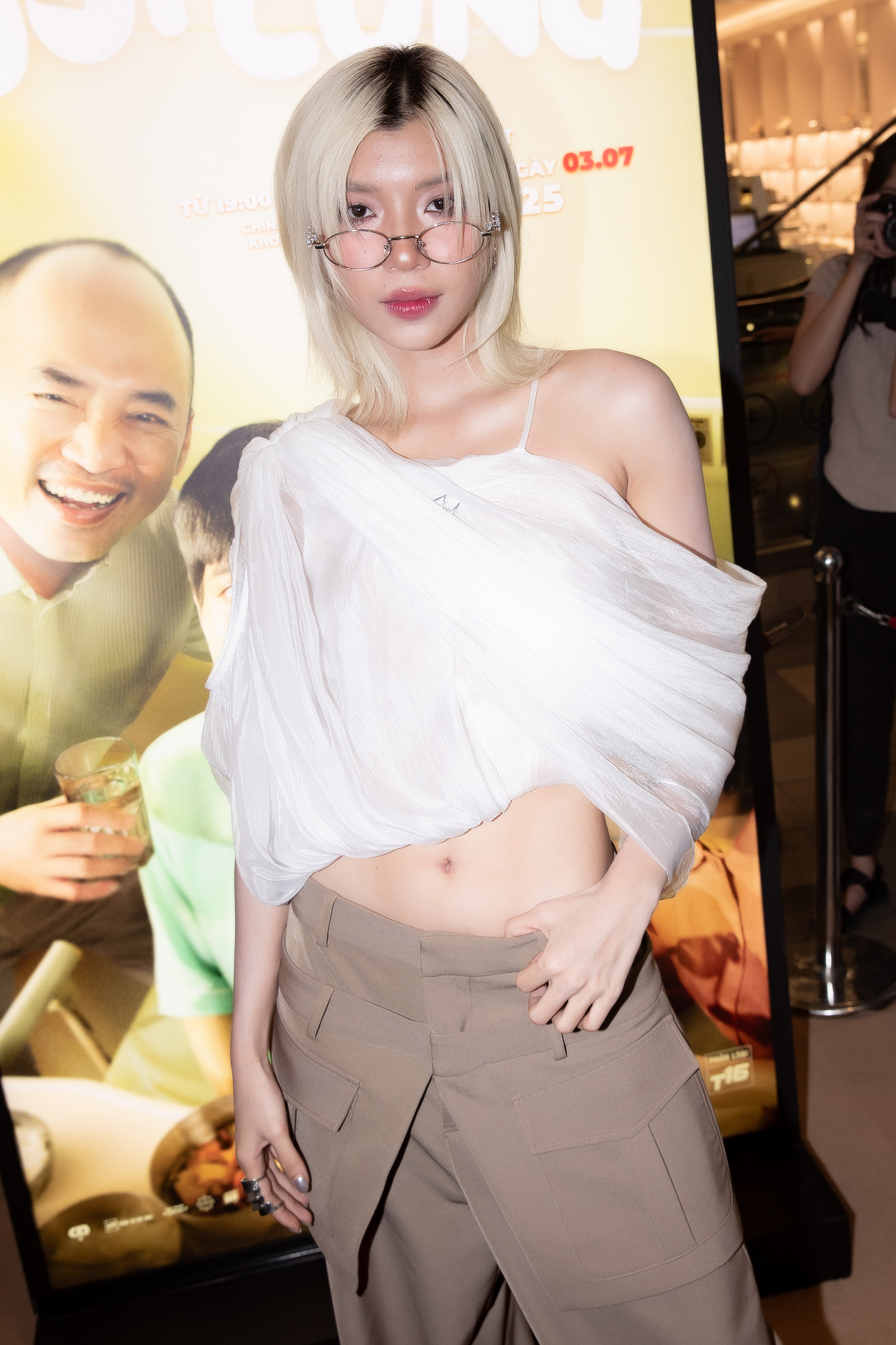 Clip hot: Mỹ nhân Vbiz xách váy trên thảm đỏ mà tưởng đại minh tinh đi catwalk, thần thái này không thi Hoa hậu quá phí- Ảnh 8.