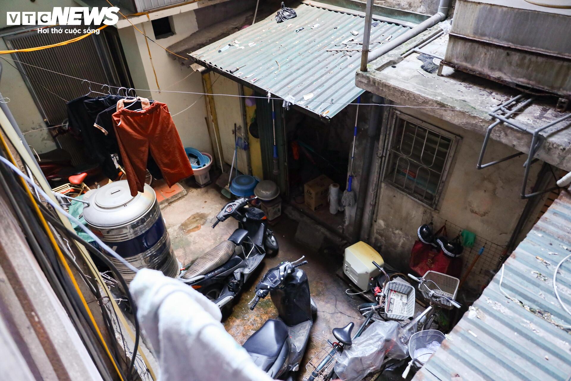 "Làng trong phố" chen chúc giữa đô thị: Cảnh sống chật chột, tăm tối khó tin- Ảnh 26.