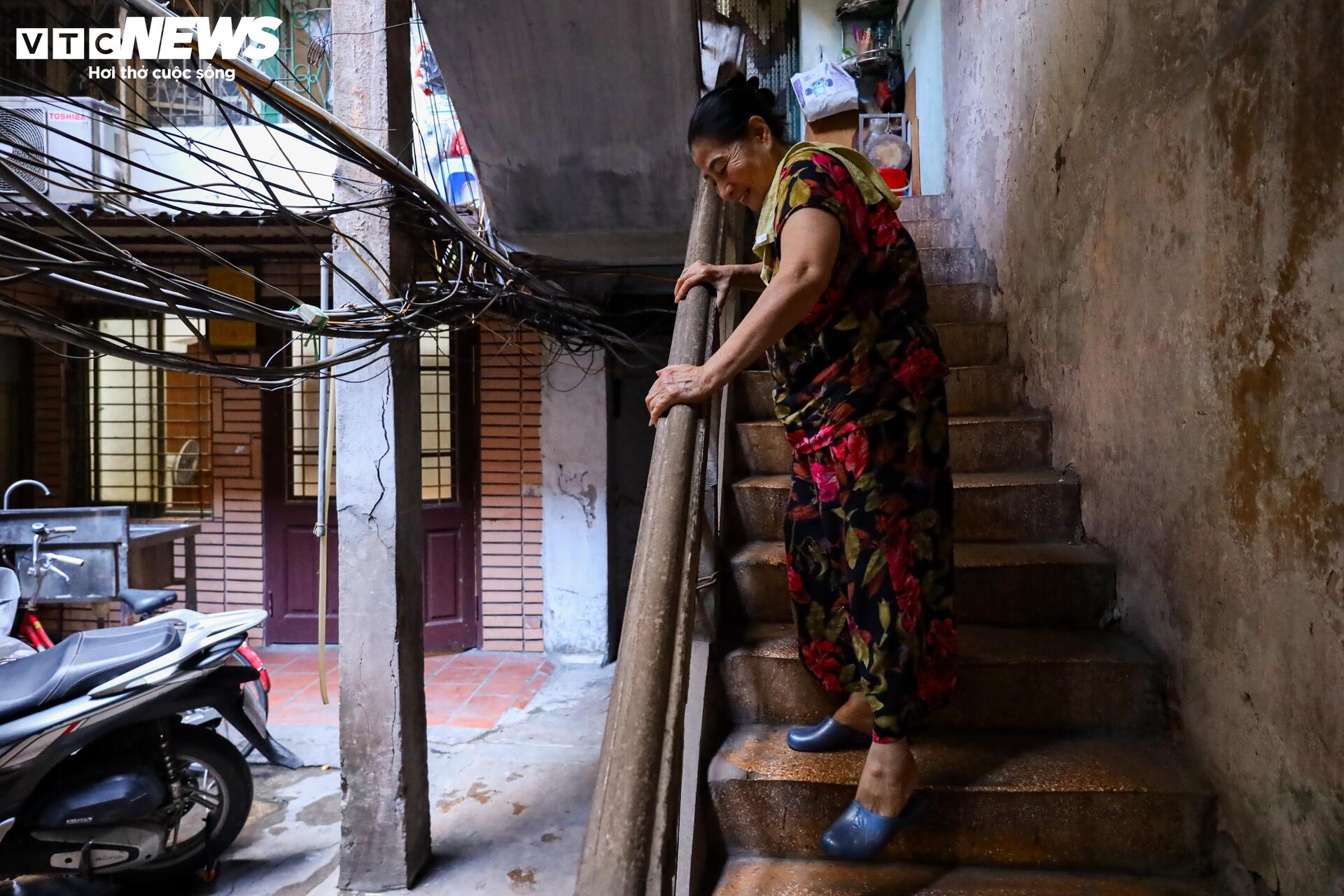 "Làng trong phố" chen chúc giữa đô thị: Cảnh sống chật chột, tăm tối khó tin- Ảnh 27.