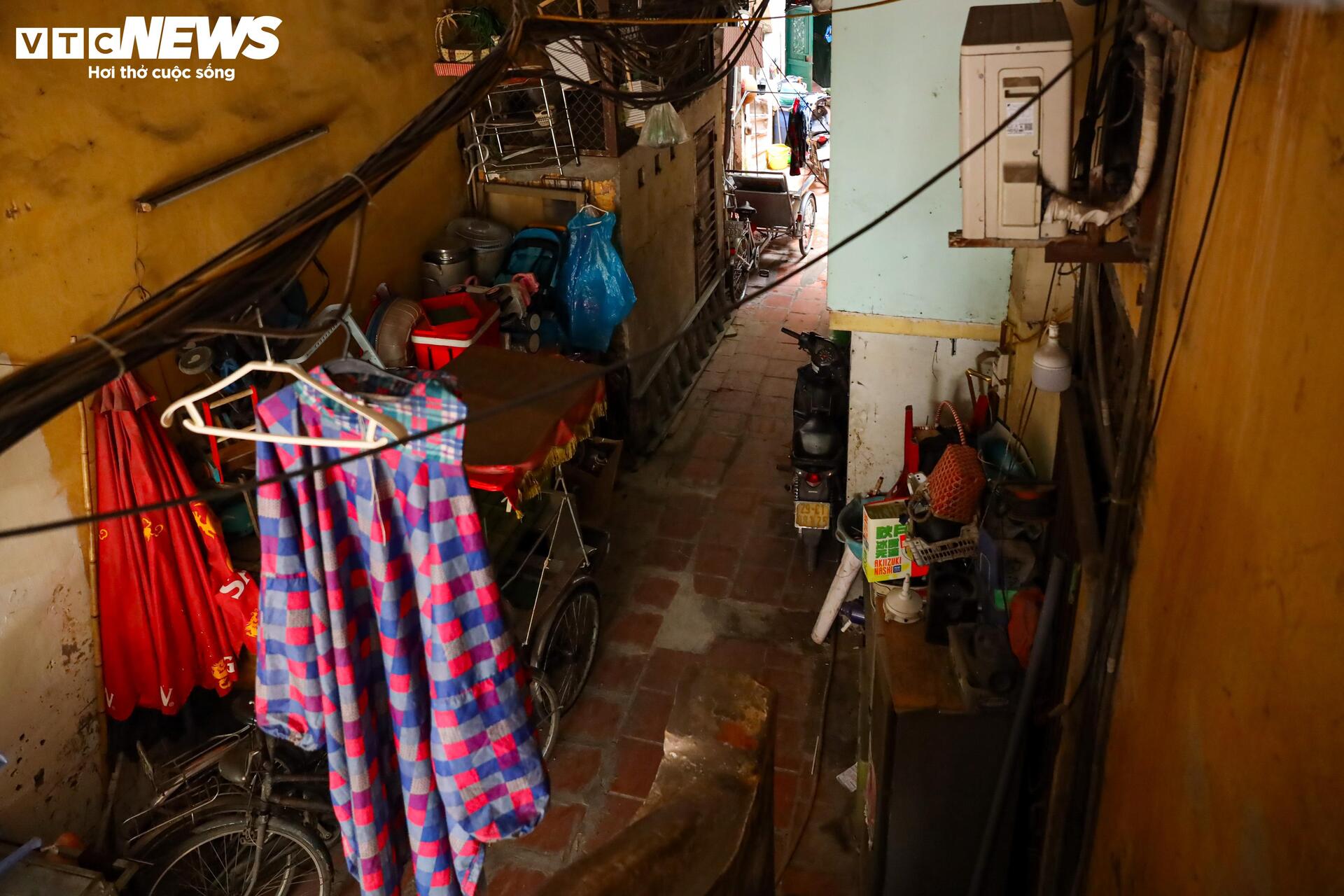 "Làng trong phố" chen chúc giữa đô thị: Cảnh sống chật chột, tăm tối khó tin- Ảnh 33.