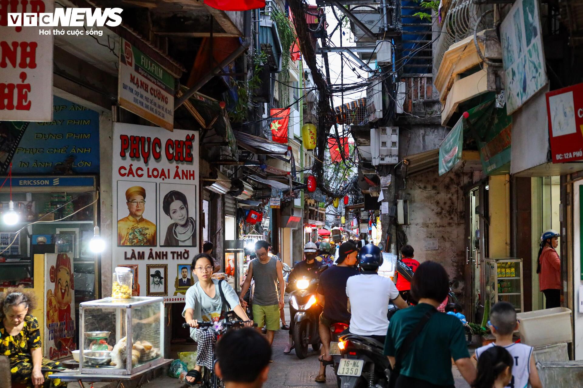 "Làng trong phố" chen chúc giữa đô thị: Cảnh sống chật chột, tăm tối khó tin- Ảnh 2.