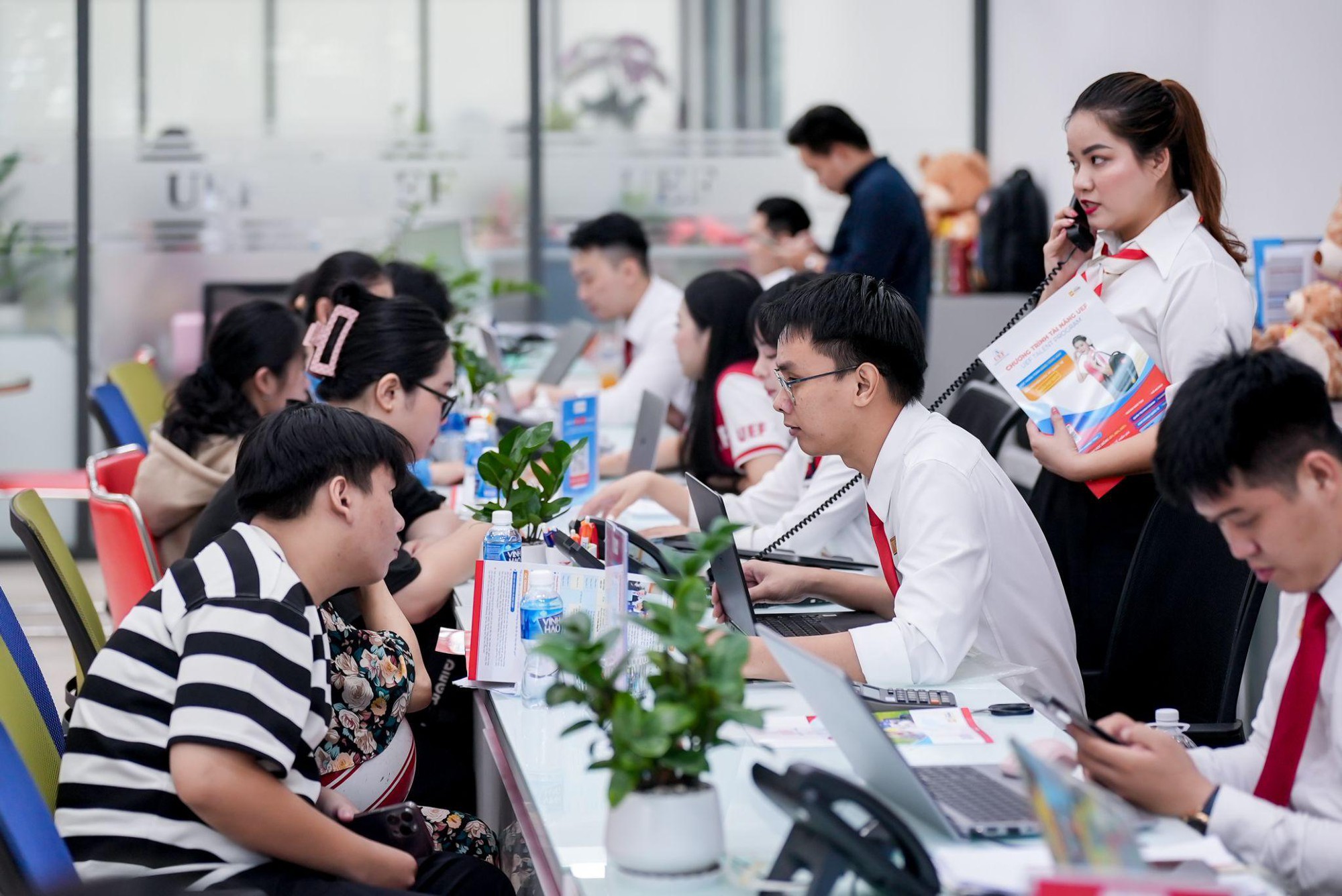 Chọn trường không chờ đến phút cuối, thí sinh, phụ huynh đến UEF ngay sau kỳ thi THPT- Ảnh 1.
