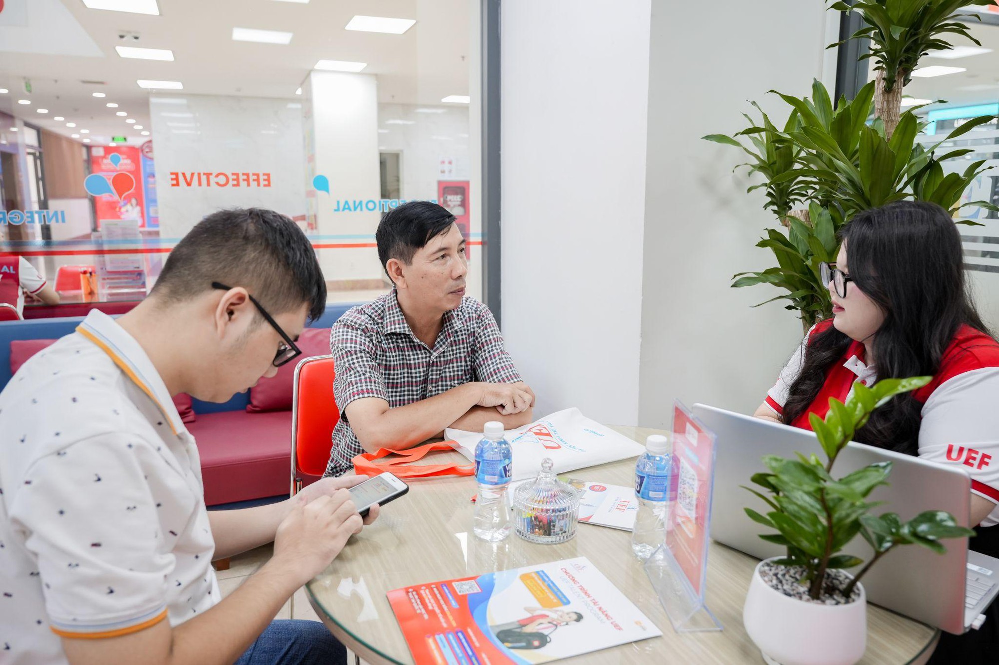 Chọn trường không chờ đến phút cuối, thí sinh, phụ huynh đến UEF ngay sau kỳ thi THPT- Ảnh 2.