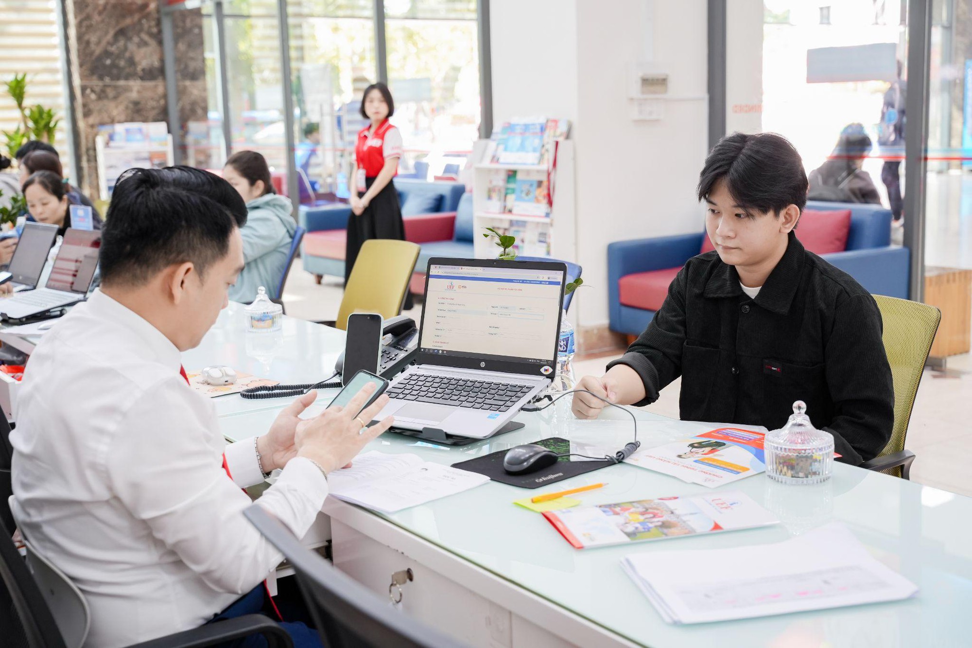 Chọn trường không chờ đến phút cuối, thí sinh, phụ huynh đến UEF ngay sau kỳ thi THPT- Ảnh 4.