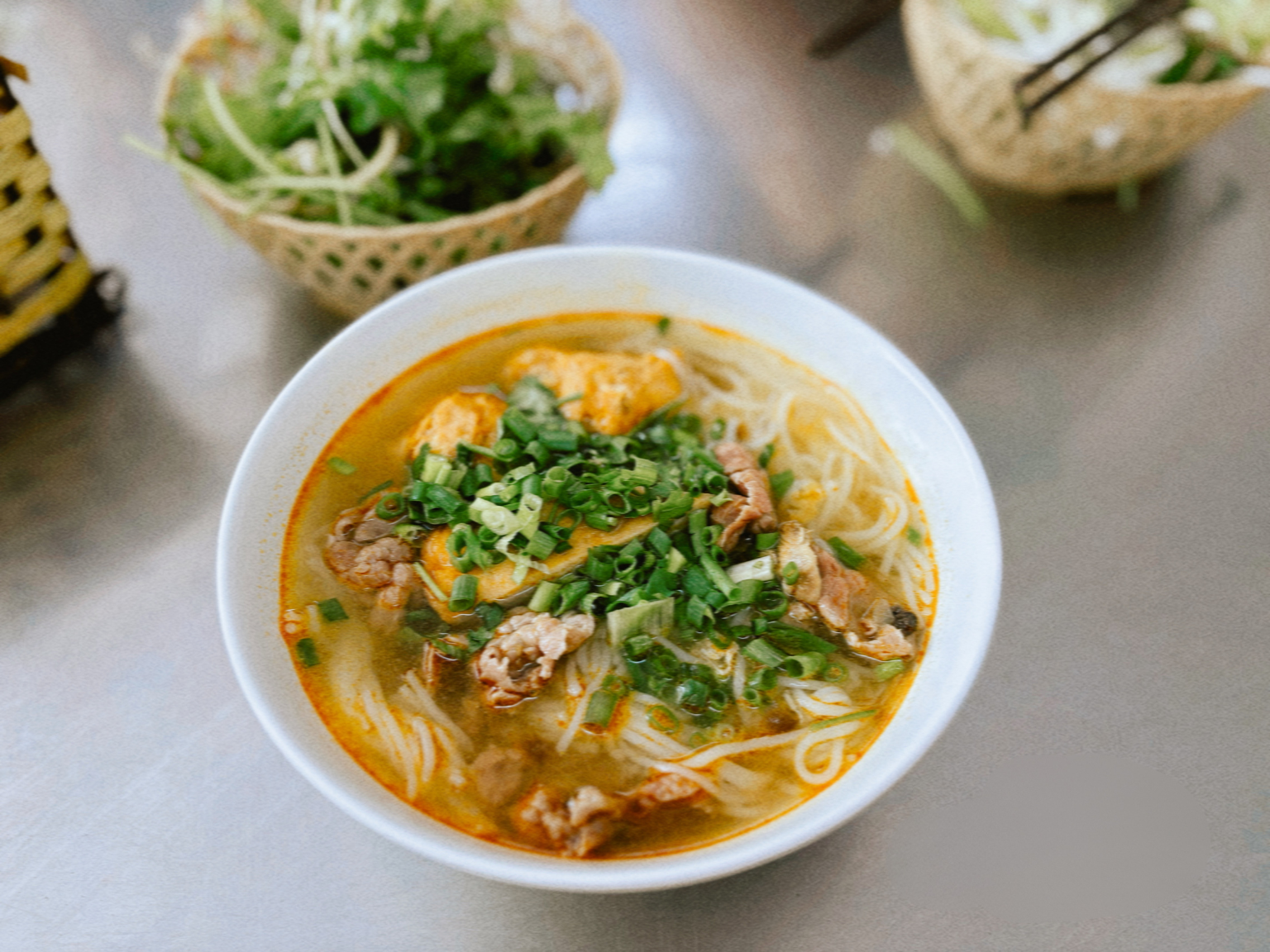 Chuyện về miếng chanh giấy cắt xéo ở Huế và lý do vì sao "đi Huế mà ăn theo review là mới biết Huế được một nửa"- Ảnh 2.