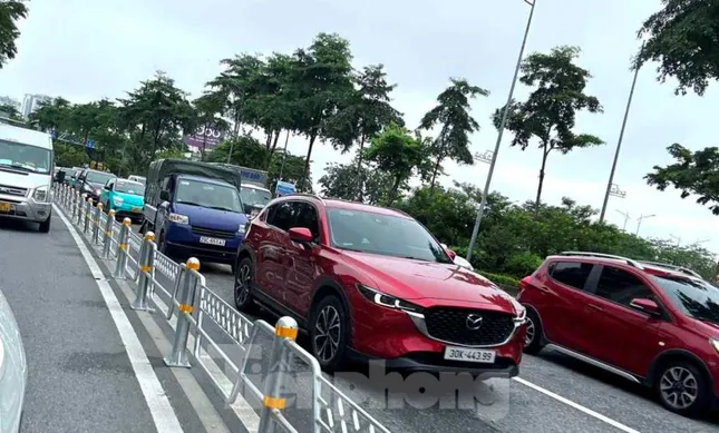'Không ai mang cọc và rào sắt ra chôn ở giữa đường để phân làn'- Ảnh 1.